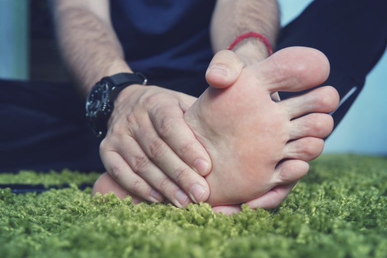 Pieds en gros plan — gros orteil typique de la podagre, première manifestation de la goutte