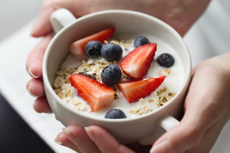 Bol de fruits rouges et flocons d'avoine - prévention nutritionnelle
