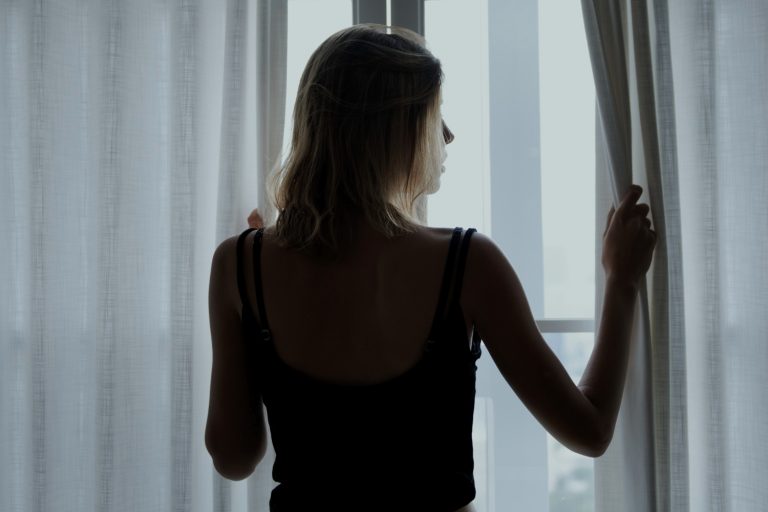 Silhouette de femme face à une fenêtre - trouble anxieux généralisé