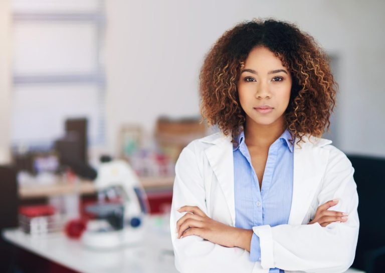 Sophie Lamier, diététicienne-nutritionniste de Science & Santé, en laboratoire