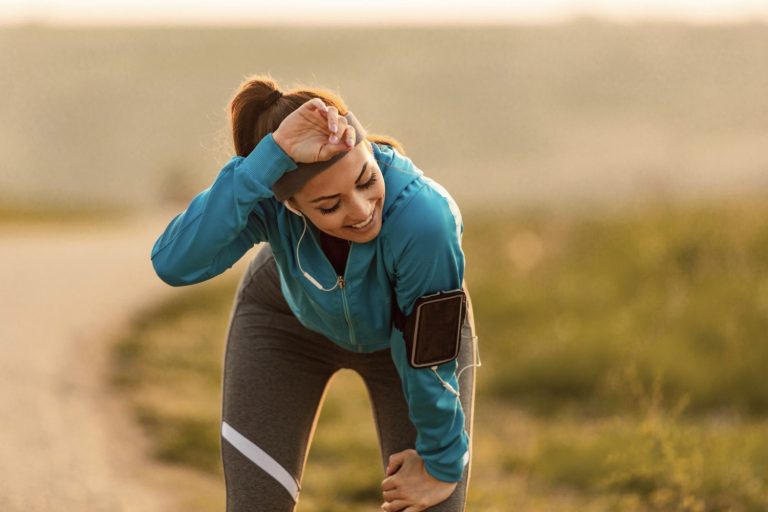 Sportive essoufflée après l'effort - fatigue musculaire et récupération