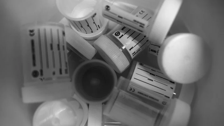 Pots de recueil d’échantillons de laboratoire étiquetés, vus du dessus