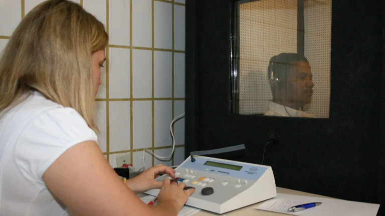 Examen de l'audition realise par un professionnel de sante