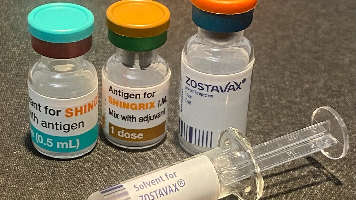Flacons des vaccins contre le zona Shingrix et Zostavax avec une seringue de solvant